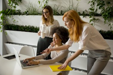Çalışma veri ve modern ofisindeki sunmak neşeli profesyonel çok ırklı kadınlar