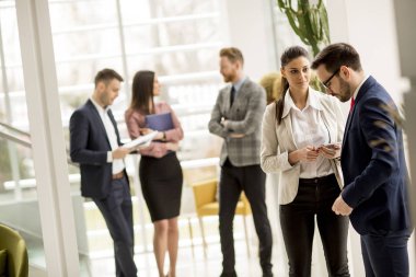 Toplantı uymak office ayakta modern ofisindeki büyük pencerenin önünde Grubu'nun