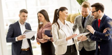 Toplantı uymak office ayakta modern ofisindeki büyük pencerenin önünde Grubu'nun