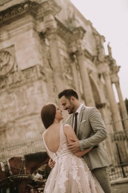Genç düğün çifti Constantine Arch, Roma, İtalya