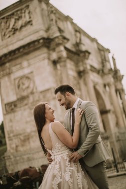 Genç düğün çifti Constantine Arch, Roma, İtalya