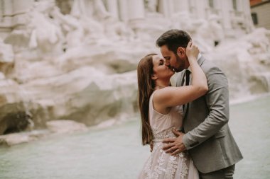 Sadece gelin ve damadın önünde Trevi Çeşmesi (Fontana di Trevi), Roma, İtalya, poz evli
