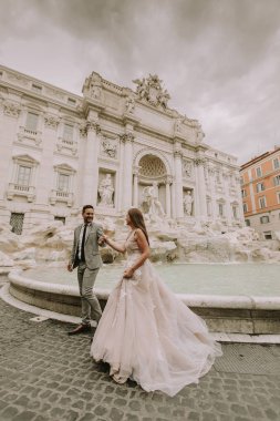 Sadece gelin ve damadın önünde Trevi Çeşmesi (Fontana di Trevi), Roma, İtalya, poz evli