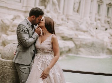 Sadece gelin ve damadın önünde Trevi Çeşmesi (Fontana di Trevi), Roma, İtalya, poz evli