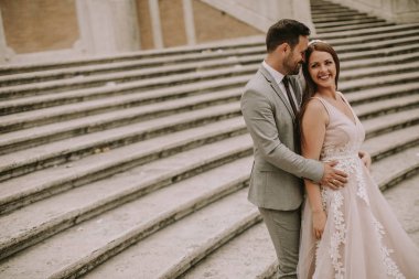 Roma, İtalya İspanyol merdivenlerde genç düğün çifti