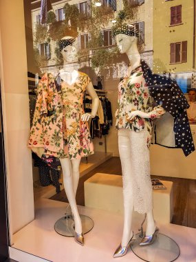 Milan, İtalya - 28 Nisan 2017: Ayrıntı, Milano, İtalya Naughty Dog deposundan. Milan'da dayalı bir İtalyan moda markası olduğunu.