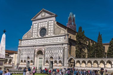 Florence, İtalya - 6 Nisan 2018: Kimliği belirsiz kişiler tarafından Basilica Santa Maria Novella Floransa, İtalya. Bir Dominik 15. yüzyıl kilise o.