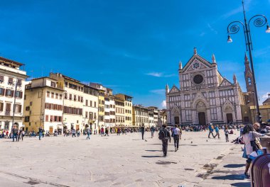 Florence, İtalya - 6 Nisan 2018: Kimliği belirsiz kişiler tarafından Basilica of Santa Croce Floransa, İtalya. Asıl Fransisken kilise Floransa o.