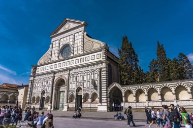 Florence, İtalya - 6 Nisan 2018: Kimliği belirsiz kişiler tarafından Basilica Santa Maria Novella Floransa, İtalya. Bir Dominik 15. yüzyıl kilise o.