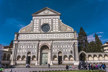 Florence, İtalya - 6 Nisan 2018: Kimliği belirsiz kişiler tarafından Basilica Santa Maria Novella Floransa, İtalya. Bir Dominik 15. yüzyıl kilise o.