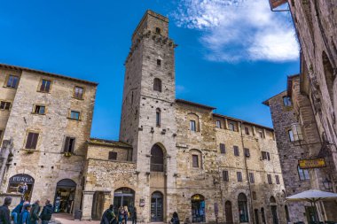 San Gimignano, İtalya - 8 Nisan 2018: Piazza della Cisterna San Gimignano, İtalya için kimliği belirsiz kişi. San Gimignano tarihi merkezi 1990 yılından bu yana Unesco Dünya Mirası alanı belirlenmiş.