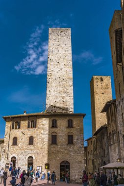 San Gimignano, İtalya - 8 Nisan 2018: San Gimignano, İtalya'nın sokakta kimliği belirsiz kişi. San Gimignano tarihi merkezi 1990 yılından bu yana Unesco Dünya Mirası alanı belirlenmiş.