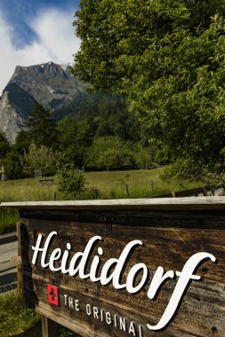 Heididorf, İsviçre - 18 Mayıs 2018: Heidihaus ayrıntı ve numaralı Johanna Spyri Heidiwelt Heididorf, İsviçre. Heididorf her yıl daha fazla 150.000 ziyaretçi var.