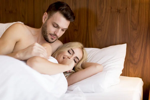 Beau Jeune Couple Amoureux Couché Sur Lit Dans Chambre — Photo