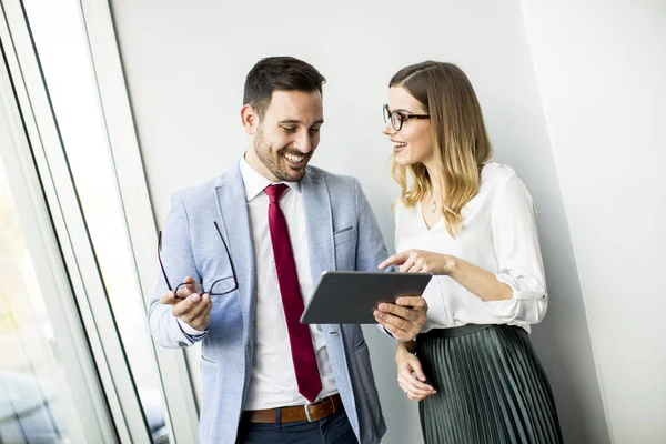 Empresário Apresentando Dados Negócios Para Empresária Tablet Digital Escritório — Fotografia de Stock