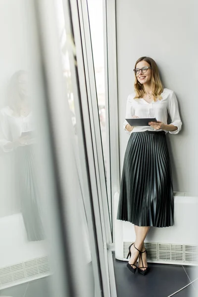 Junge Attraktive Managerin Arbeitet Modernen Büro Digitalen Tablet — Stockfoto