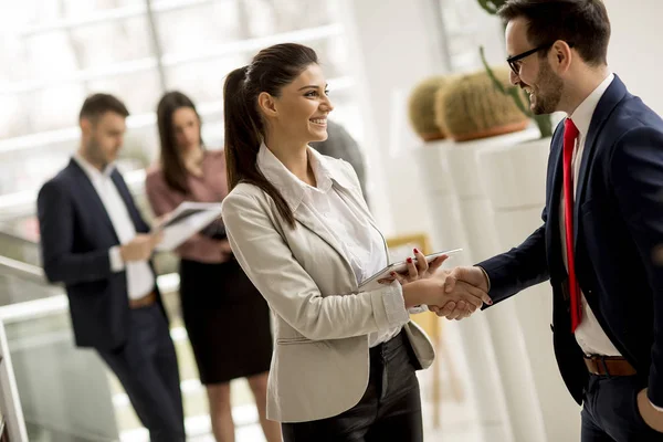 Vergadering Van Werkgroep Van Ondernemers Office Staan Voor Grote Raam — Stockfoto