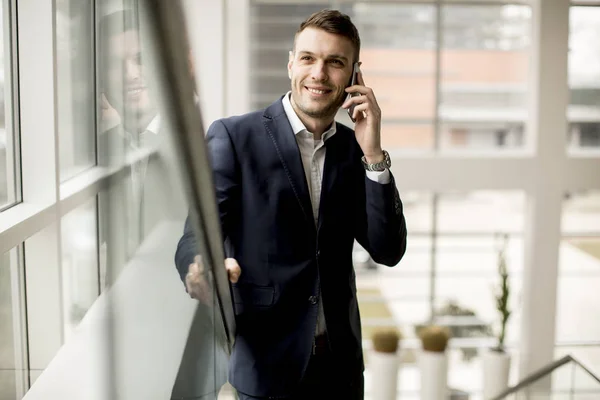 Όμορφος Επιχειρηματίας Που Χρησιμοποιεί Smartphone Στο Γραφείο — Φωτογραφία Αρχείου