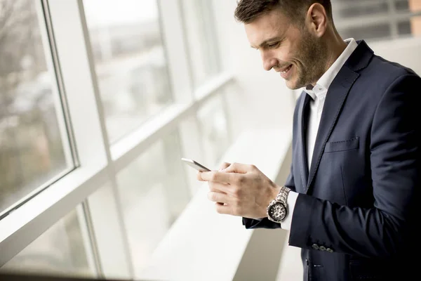 Bonito Homem Negócios Usando Smartphone Escritório — Fotografia de Stock