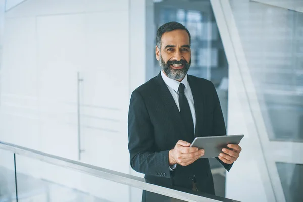 Guapo Hombre Negocios Mediana Edad Con Tableta Digital Oficina Modren —  Fotos de Stock