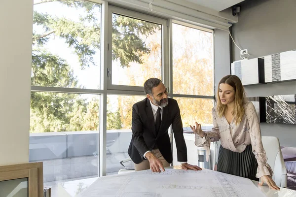 Jonge Vrouw Senior Zakenman Discussiëren Nieuw Project Moderne Kantoren — Stockfoto