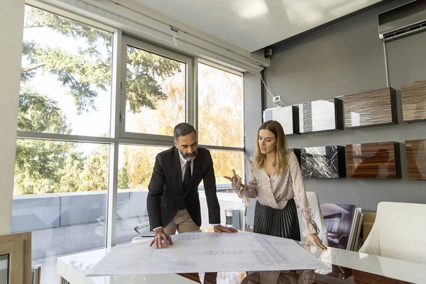 Jonge Vrouw Senior Zakenman Discussiëren Nieuw Project Moderne Kantoren — Stockfoto