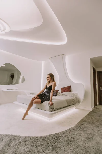 Mulher Muito Jovem Relaxante Apartamento Moderno — Fotografia de Stock