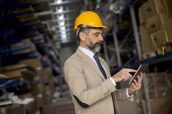 Portret Van Middelbare Leeftijd Zakenman Met Digitale Tablet Fabriek — Stockfoto