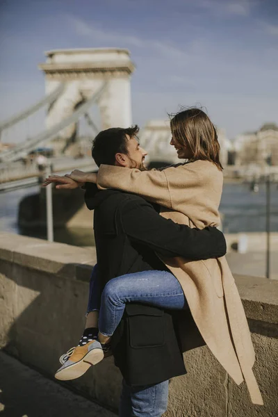 Mladý Atraktivní Šťastný Pár Lásce Objímání Pozadím Velkolepý Pohled Budapešť — Stock fotografie