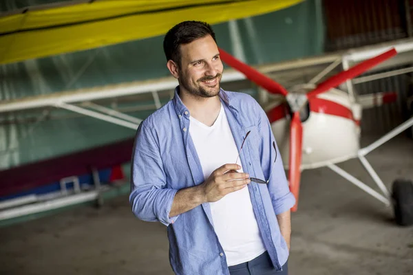 Jovem Bonito Hangar Avião — Fotografia de Stock