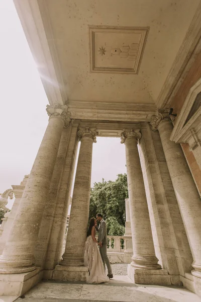 Joven Pareja Atractiva Recién Casada Caminando Posando Roma Con Hermosa —  Fotos de Stock