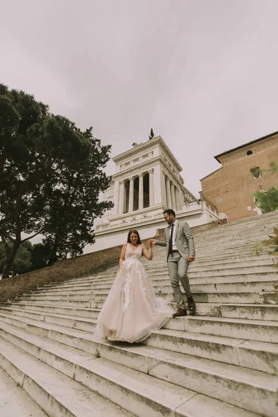 Amorosa Novia Novio Caminando Aire Libre Plaza Spagna Trinita Dei — Foto de Stock