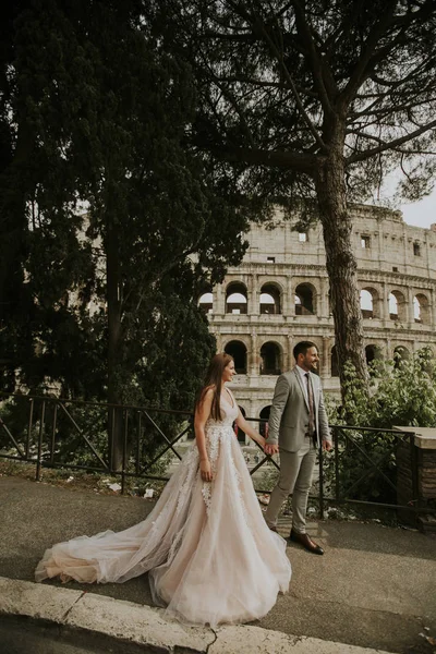 Junge Attraktive Frisch Verheiratete Paare Gehen Und Posieren Rom Mit — Stockfoto