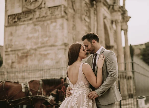 Casal Jovem Por Arco Constantino Roma Itália — Fotografia de Stock