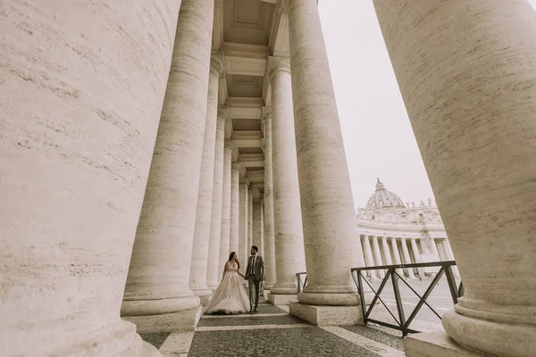 Fiatal Esküvői Pár Vatikán Róma Olaszország — Stock Fotó