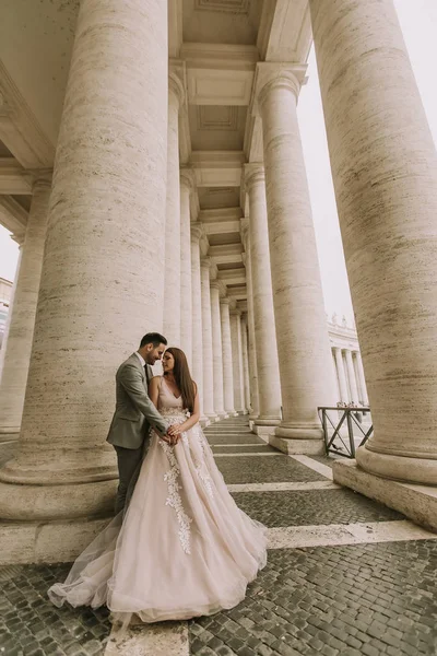 バチカン市国 ローマ イタリアで若者の結婚式のカップル — ストック写真