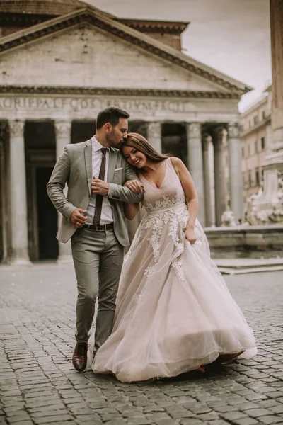 Mladá Atraktivní Novomanžele Chůzi Pózuje Římě Krásné Starobylé Architektury Pozadí — Stock fotografie