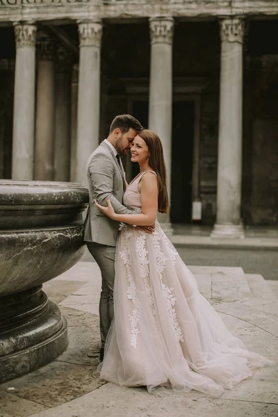 Jeune Beau Couple Nouvellement Marié Marchant Posant Rome Avec Une — Photo