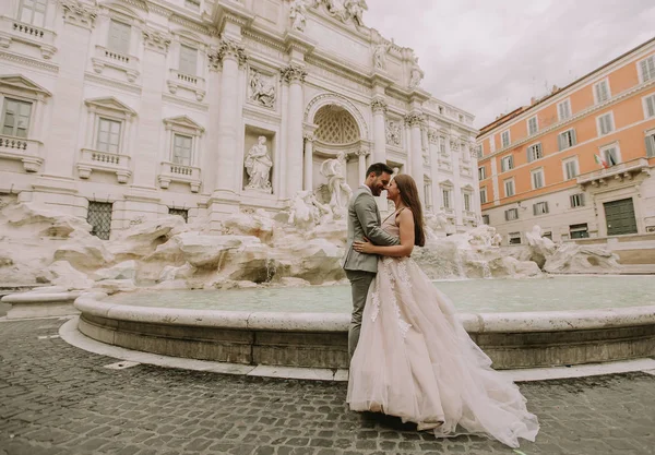 Frisch Verheiratete Braut Und Bräutigam Posieren Vor Dem Trevi Brunnen — Stockfoto