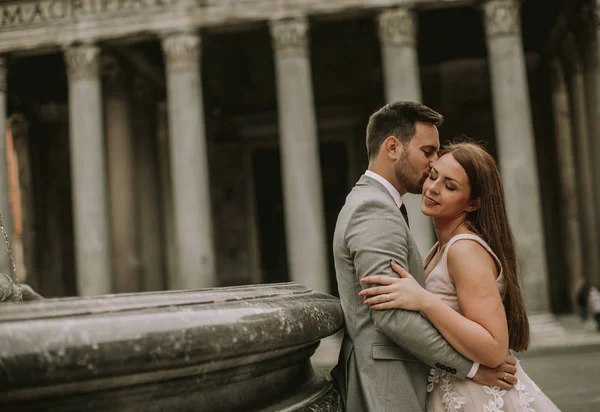 Молодая Привлекательная Новобрачная Пара Позирует Риме Красивой Древней Архитектурой Заднем — стоковое фото
