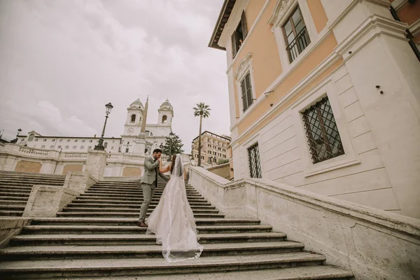 Mladí Svatební Pár Španělské Schody Římě Itálie — Stock fotografie