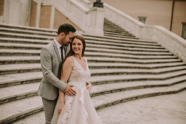 Pareja Joven Boda Las Escaleras Españolas Roma Italia — Foto de Stock