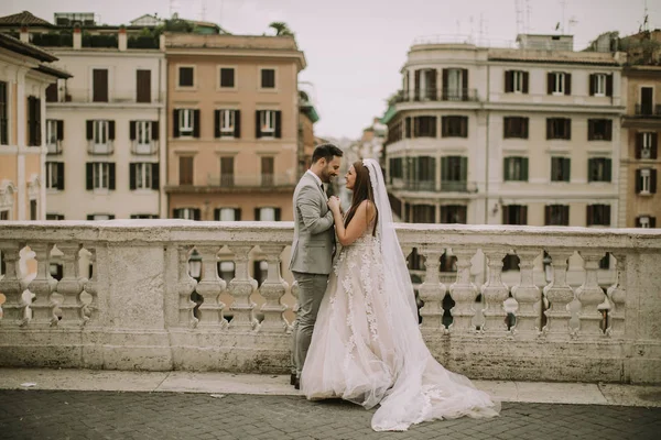 Joven Pareja Atractiva Recién Casada Caminando Posando Roma Con Hermosa —  Fotos de Stock