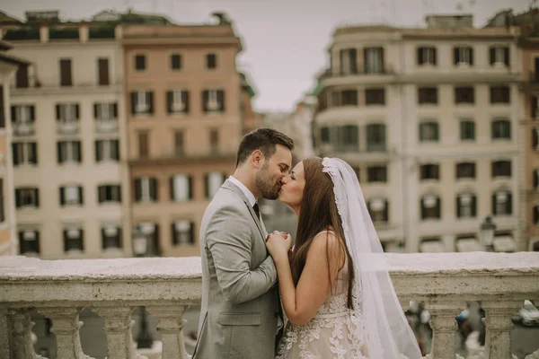 Joven Pareja Atractiva Recién Casada Caminando Posando Roma Con Hermosa —  Fotos de Stock