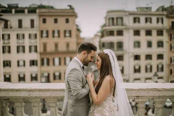 Mladý Atraktivní Novomanželský Pár Pózuje Římě Krásné Starobylé Architektury Pozadí — Stock fotografie