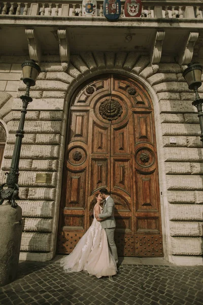 Jonge Aantrekkelijke Nieuw Echtpaar Wandelen Poseren Rome Met Mooie Oude — Stockfoto