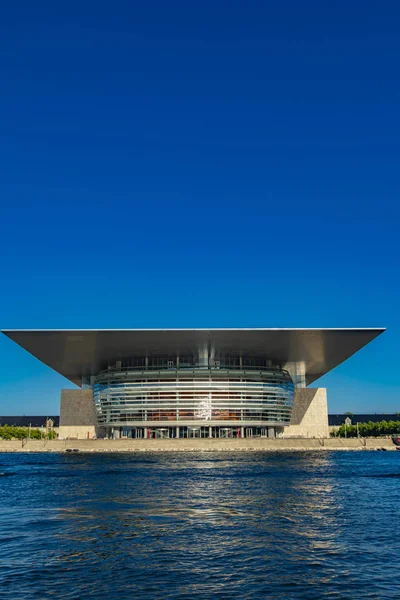 デンマークのコペンハーゲンのオペラハウスでコペンハーゲン デンマーク 2018 ビュー Neofuturistic の建物は 2005 年に開かれ 今世界で最も近代的なオペラハウスの中では — ストック写真