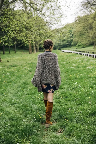 Вид Ззаду Молоду Жінку Сучасному Светрі Позує Парку — стокове фото