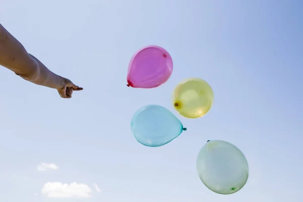 Montones Globos Colores Mano Contra Cielo Azul — Foto de Stock