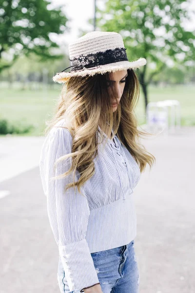 Porträt Einer Schönen Eleganten Frau Mit Hut Die Einem Sonnigen — Stockfoto